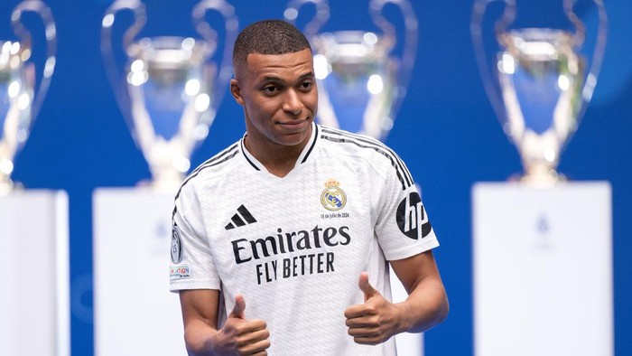 Dapat Mobil Mewah Di Real Madrid, Eh Kylian Mbappe Belum Punya SIM